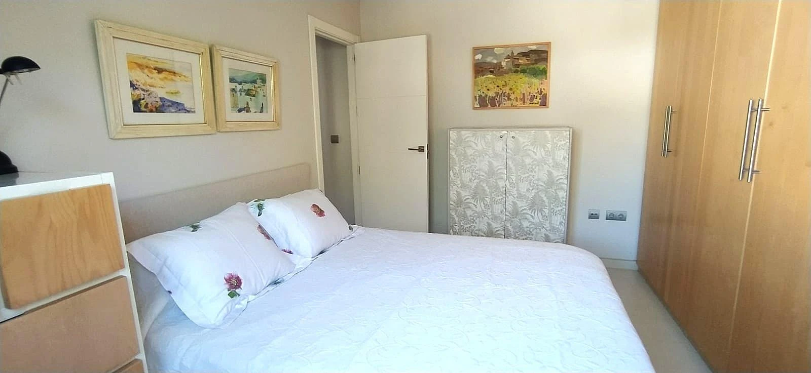 Villa independiente reformada en una planta con estudio de invitados y parcela privada en El Albir