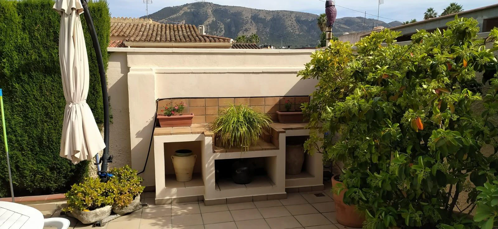 Villa independiente reformada en una planta con estudio de invitados y parcela privada en El Albir