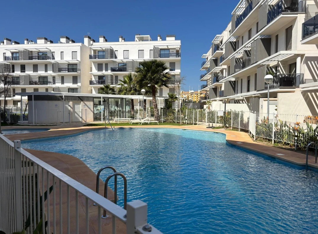 Nieuwbouw appartement met zonnig terras, op enkele stappen van de haven en het strand in Dénia.