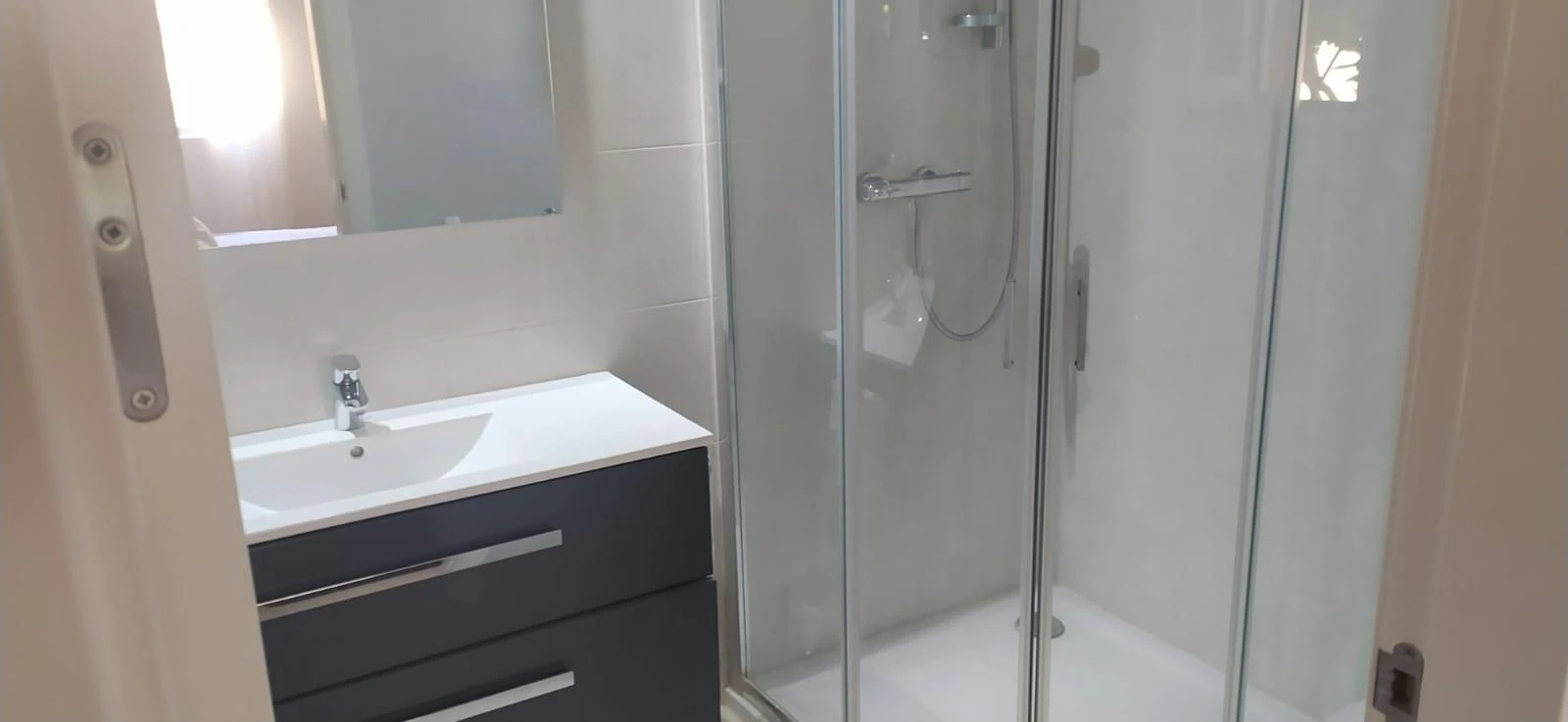Villa independiente reformada en una planta con estudio de invitados y parcela privada en El Albir