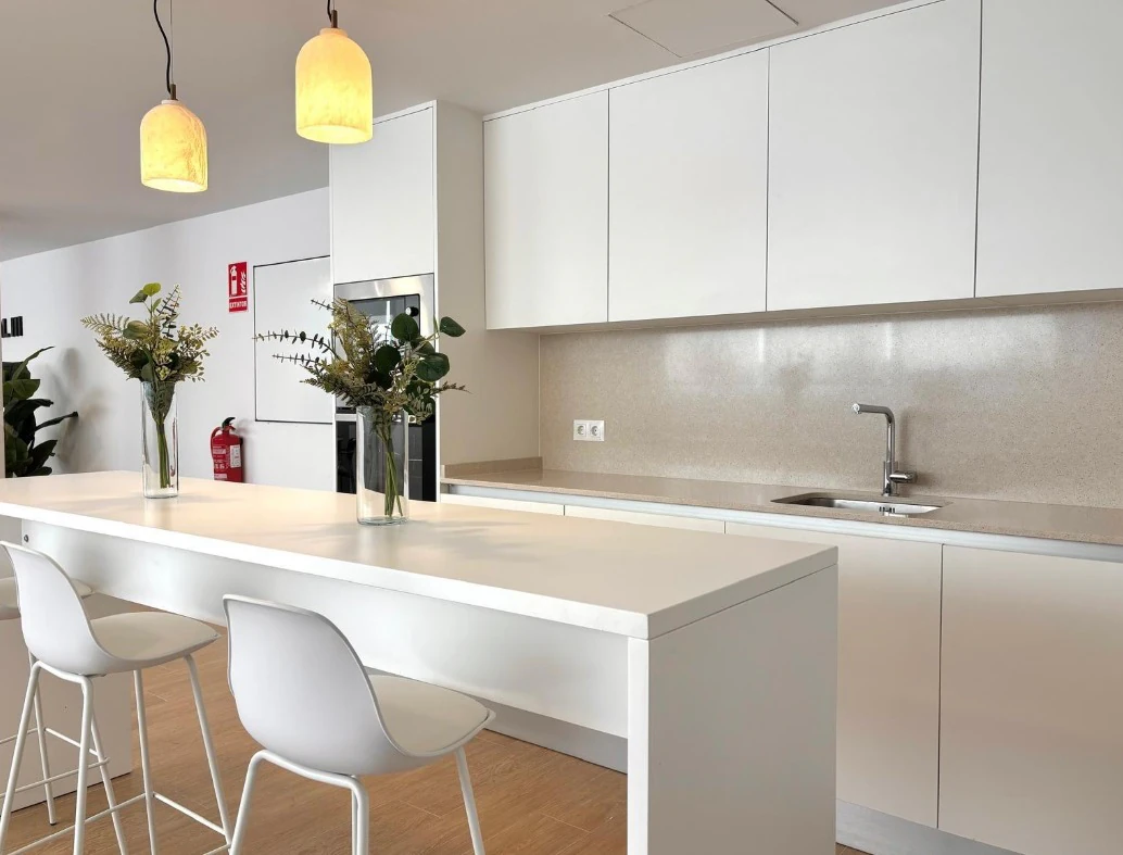Nieuwbouw appartement met zonnig terras, op enkele stappen van de haven en het strand in Dénia.