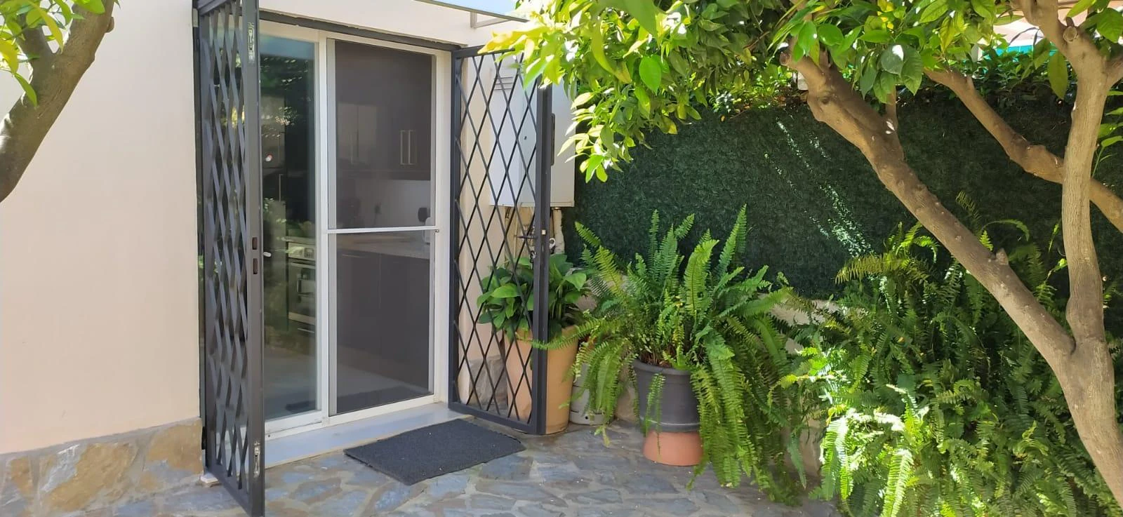 Villa independiente reformada en una planta con estudio de invitados y parcela privada en El Albir