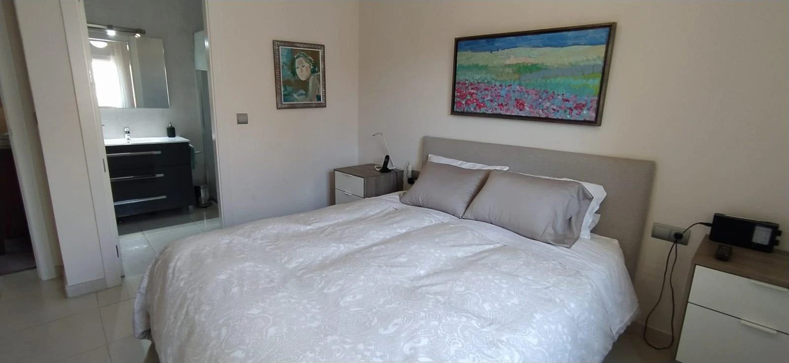 Villa independiente reformada en una planta con estudio de invitados y parcela privada en El Albir