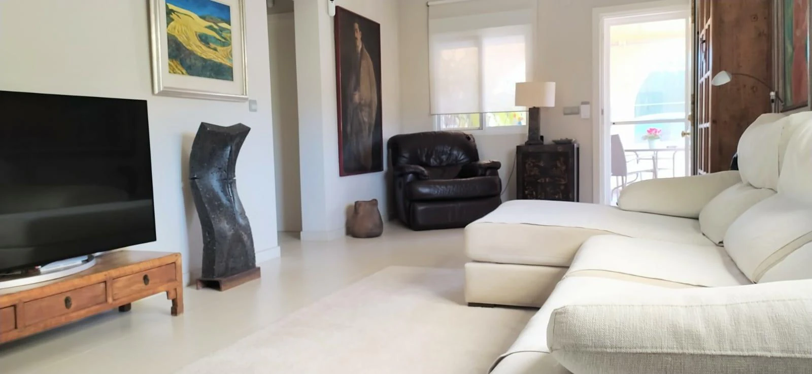 Villa independiente reformada en una planta con estudio de invitados y parcela privada en El Albir
