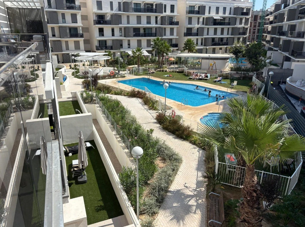 Nieuwbouw appartement met zonnig terras, op enkele stappen van de haven en het strand in Dénia.