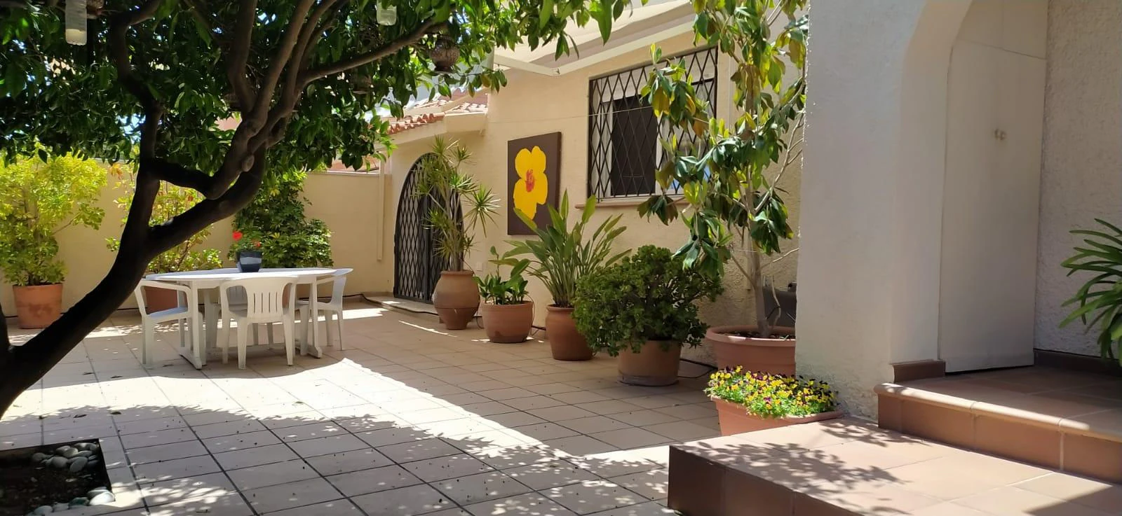 Villa independiente reformada en una planta con estudio de invitados y parcela privada en El Albir