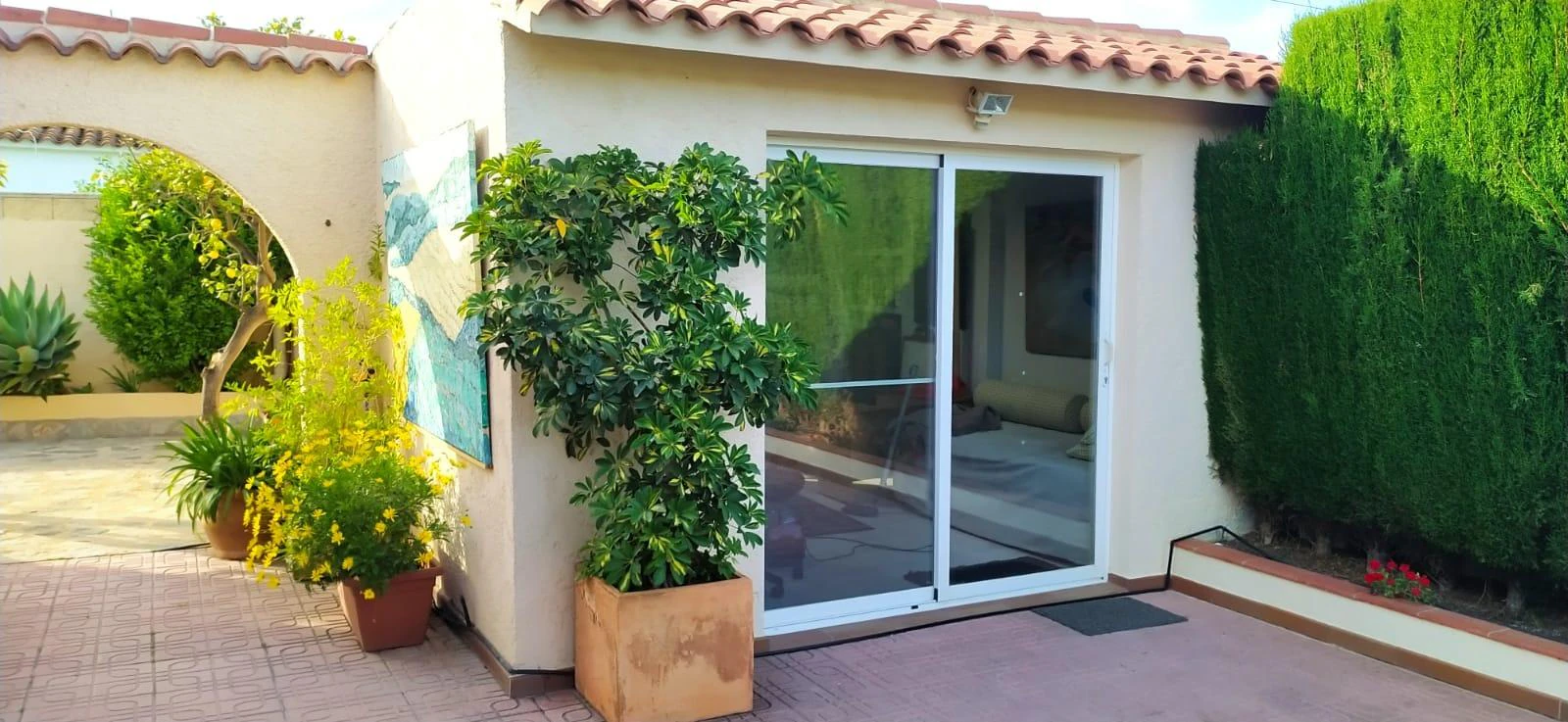 Villa independiente reformada en una planta con estudio de invitados y parcela privada en El Albir