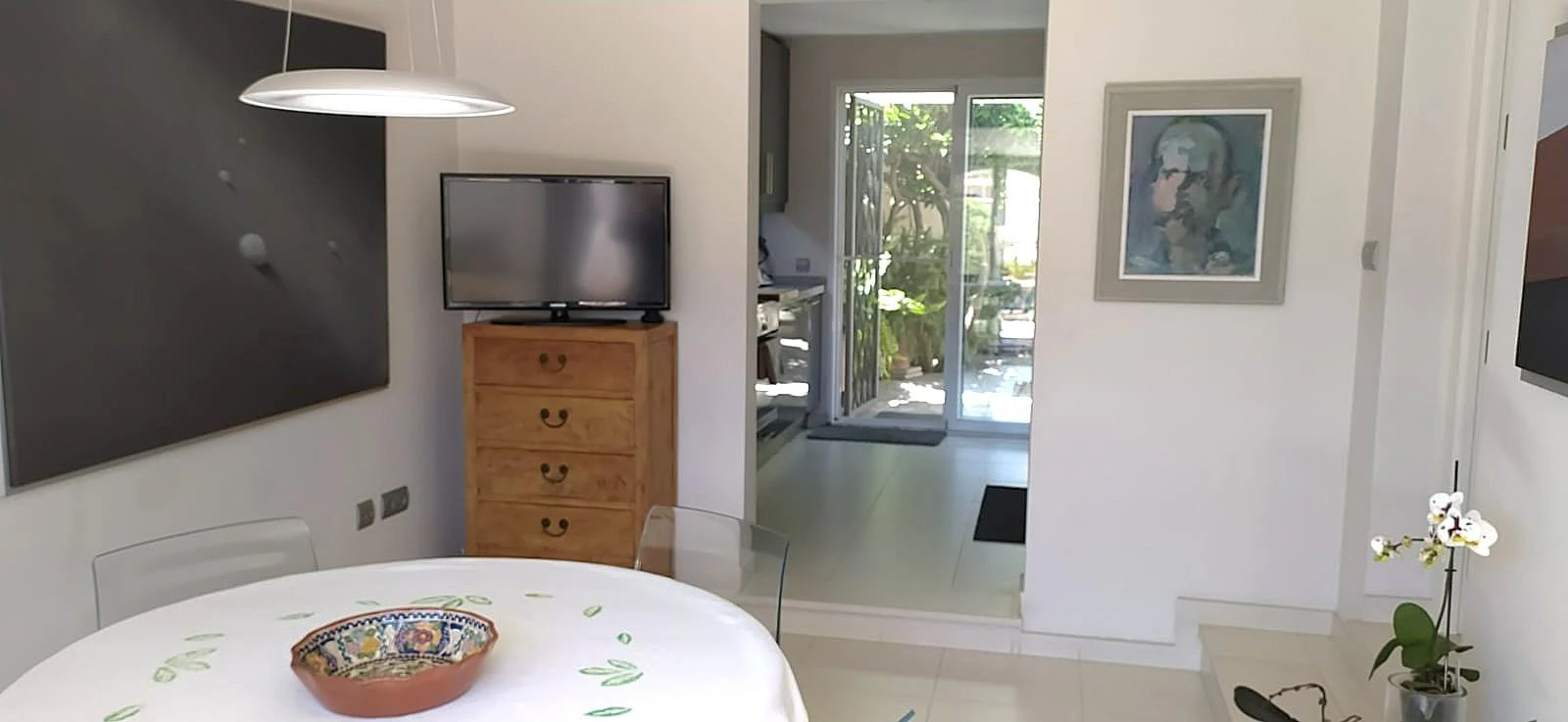 Villa independiente reformada en una planta con estudio de invitados y parcela privada en El Albir