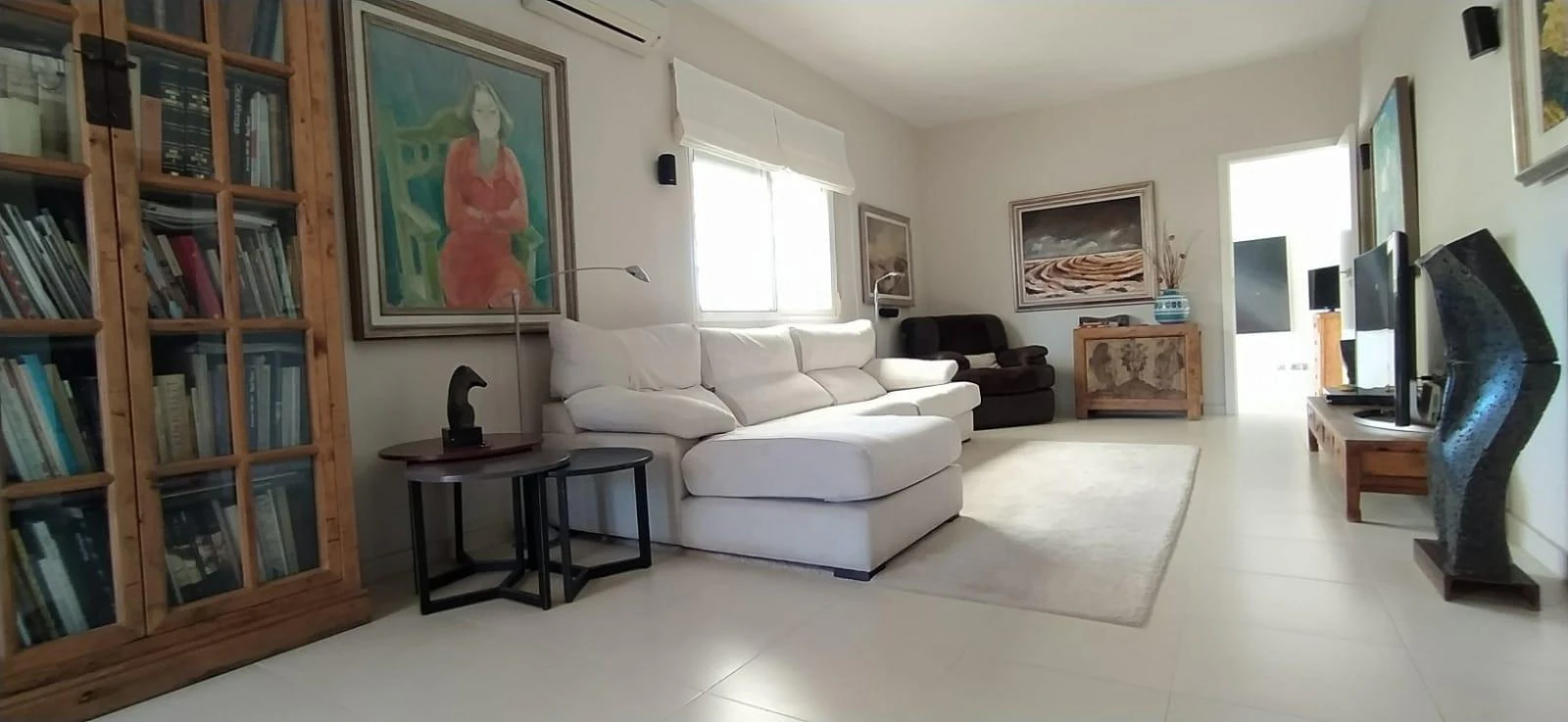 Villa independiente reformada en una planta con estudio de invitados y parcela privada en El Albir