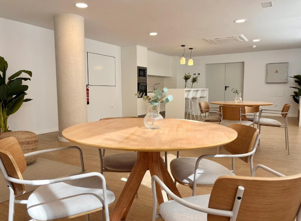 Nieuwbouw appartement met zonnig terras, op enkele stappen van de haven en het strand in Dénia.