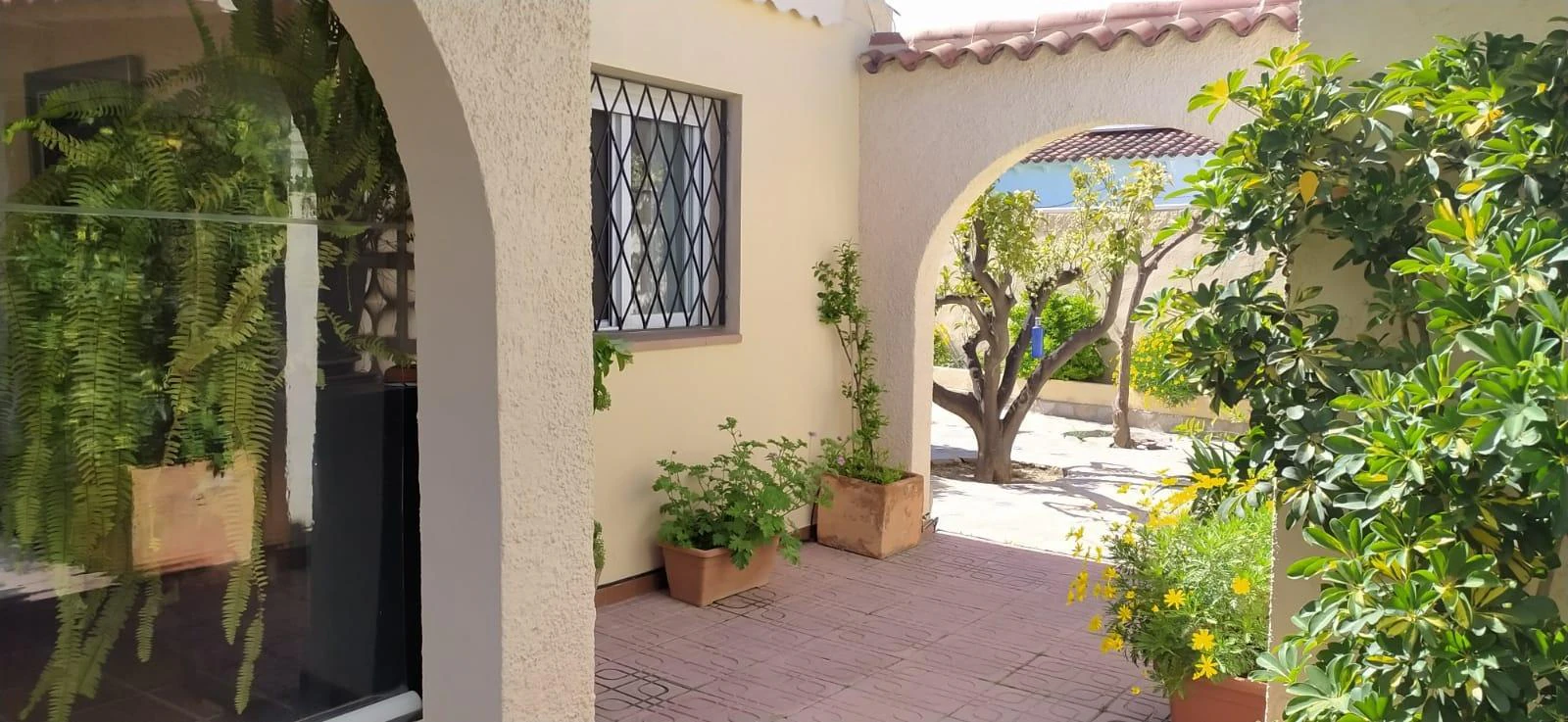 Villa independiente reformada en una planta con estudio de invitados y parcela privada en El Albir