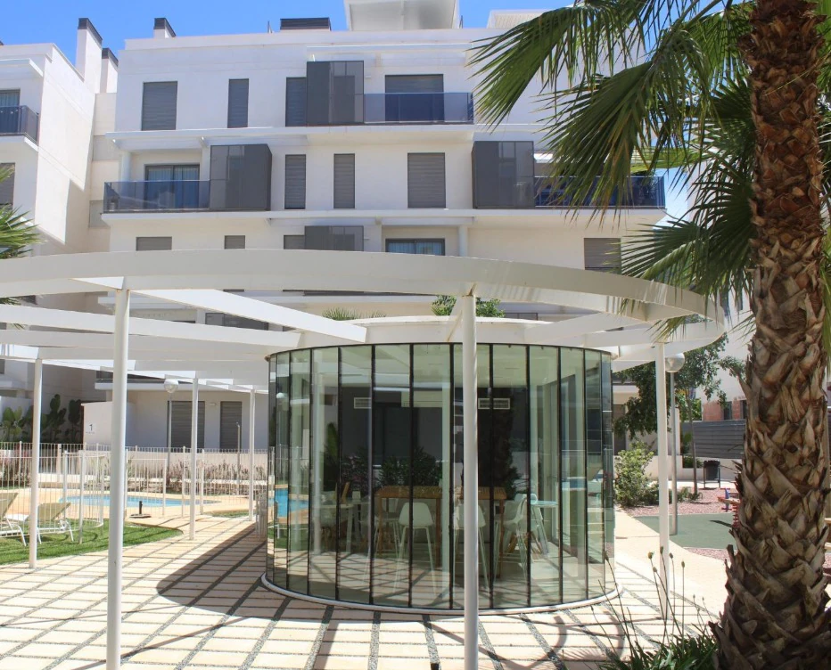 Nieuwbouw appartement met zonnig terras, op enkele stappen van de haven en het strand in Dénia.