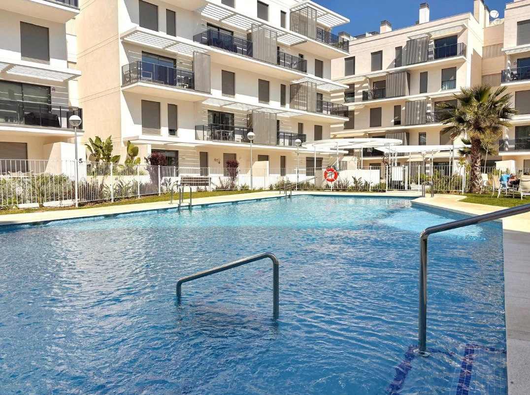 Nieuwbouw appartement met zonnig terras, op enkele stappen van de haven en het strand in Dénia.