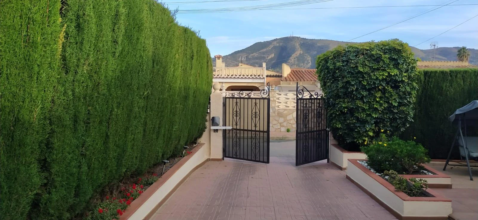 Villa independiente reformada en una planta con estudio de invitados y parcela privada en El Albir