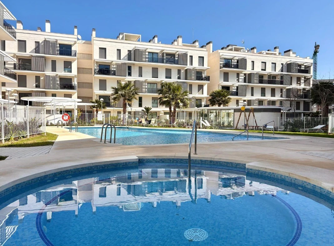 Nieuwbouw appartement met zonnig terras, op enkele stappen van de haven en het strand in Dénia.