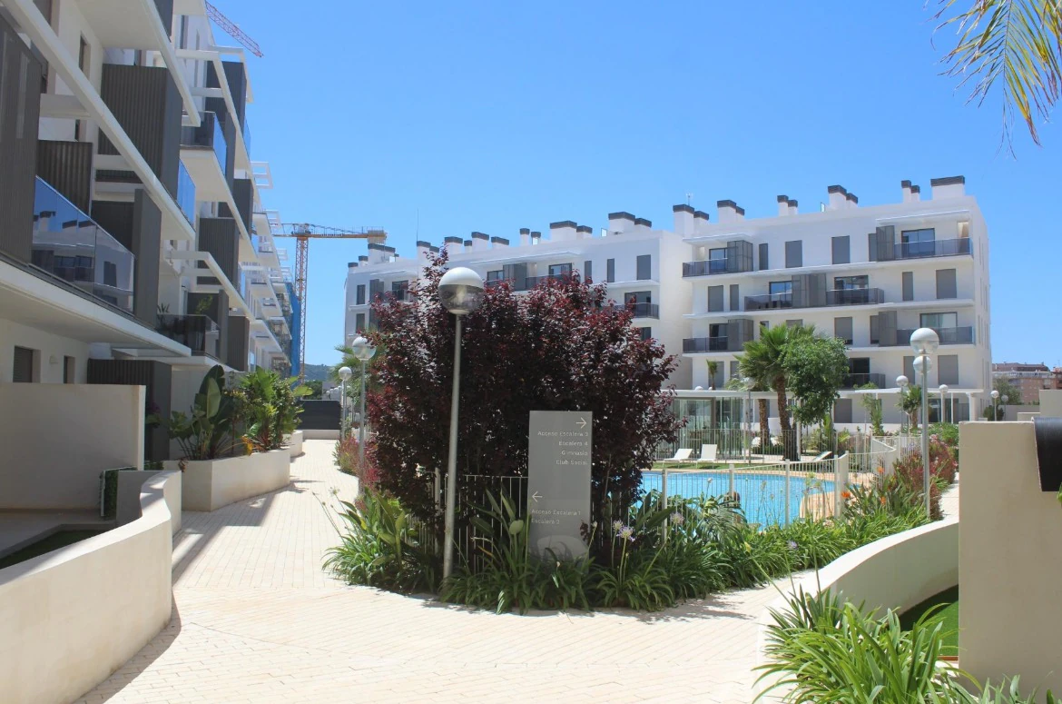 Nieuwbouw appartement met zonnig terras, op enkele stappen van de haven en het strand in Dénia.