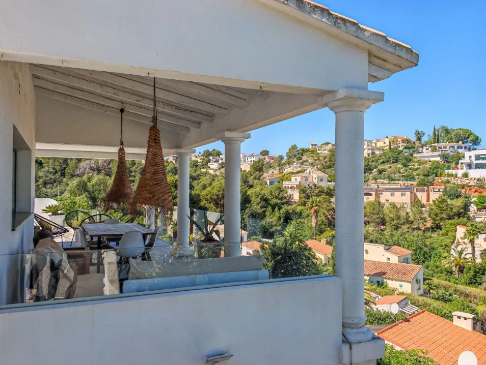 Villa méditerranéenne rénovée avec vue sur la mer à Dénia – prête à emménager.