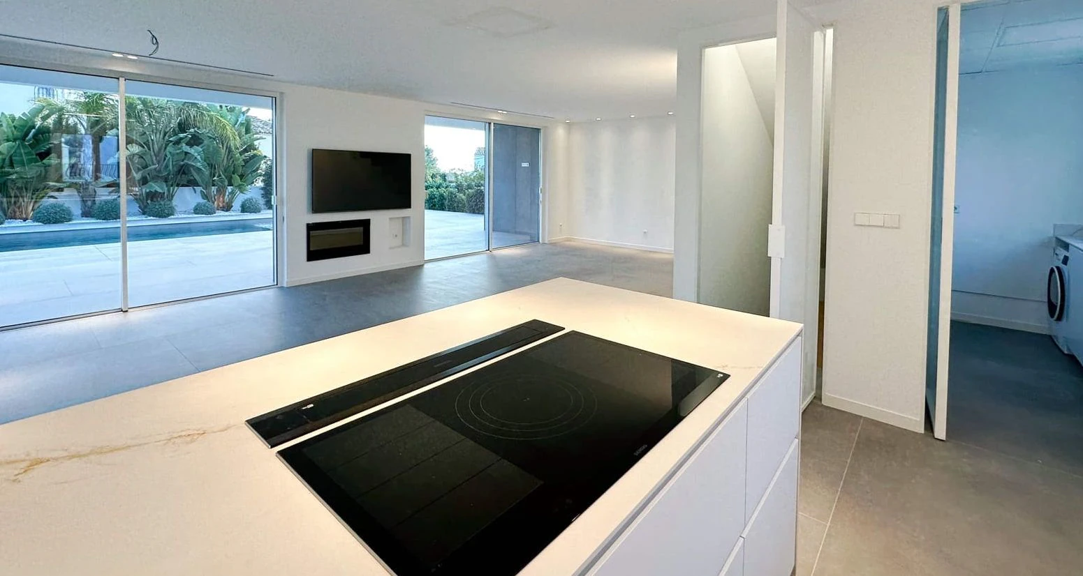 Villa moderna en Moraira con vistas al mar, amplias terrazas y ubicación privilegiada en la Costa de Benissa