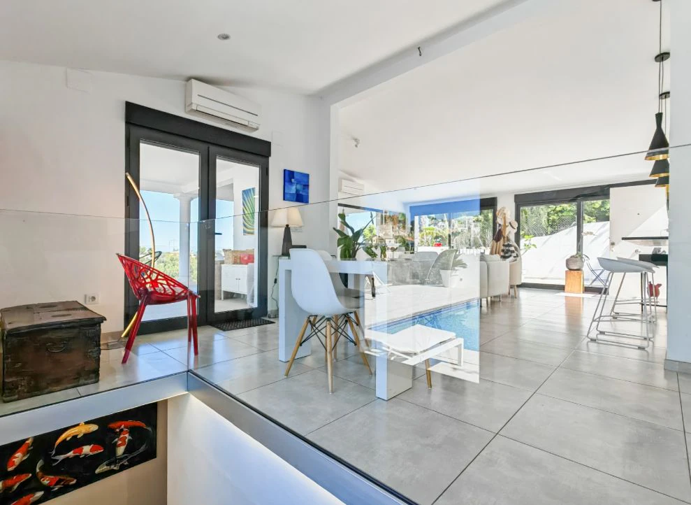 Villa méditerranéenne rénovée avec vue sur la mer à Dénia – prête à emménager.
