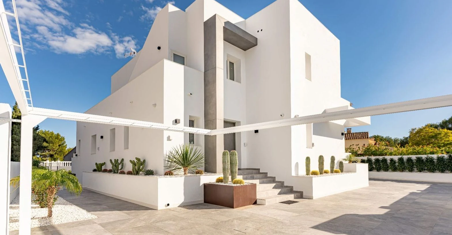 Villa moderna en Moraira con vistas al mar, amplias terrazas y ubicación privilegiada en la Costa de Benissa