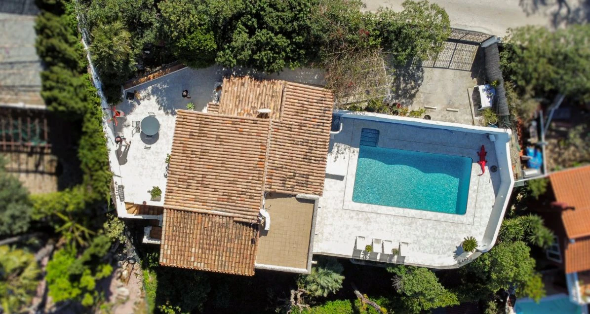 Villa méditerranéenne rénovée avec vue sur la mer à Dénia – prête à emménager.