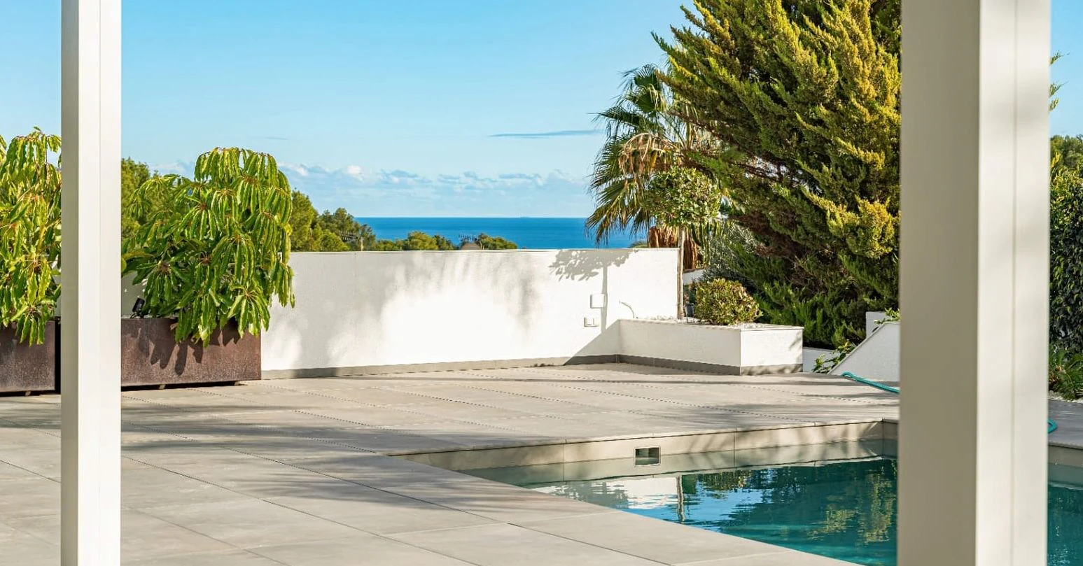 Villa moderna en Moraira con vistas al mar, amplias terrazas y ubicación privilegiada en la Costa de Benissa