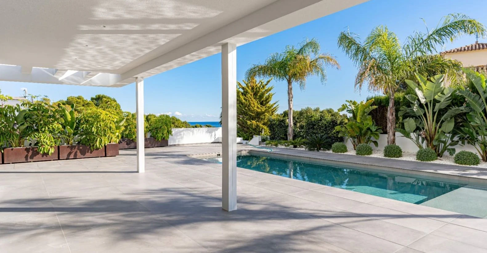 Villa moderna en Moraira con vistas al mar, amplias terrazas y ubicación privilegiada en la Costa de Benissa