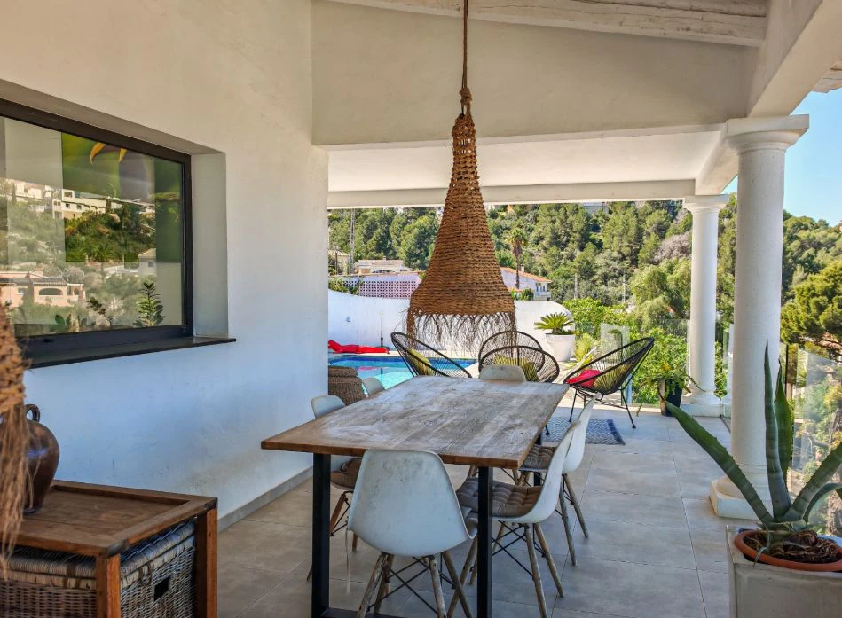 Villa méditerranéenne rénovée avec vue sur la mer à Dénia – prête à emménager.