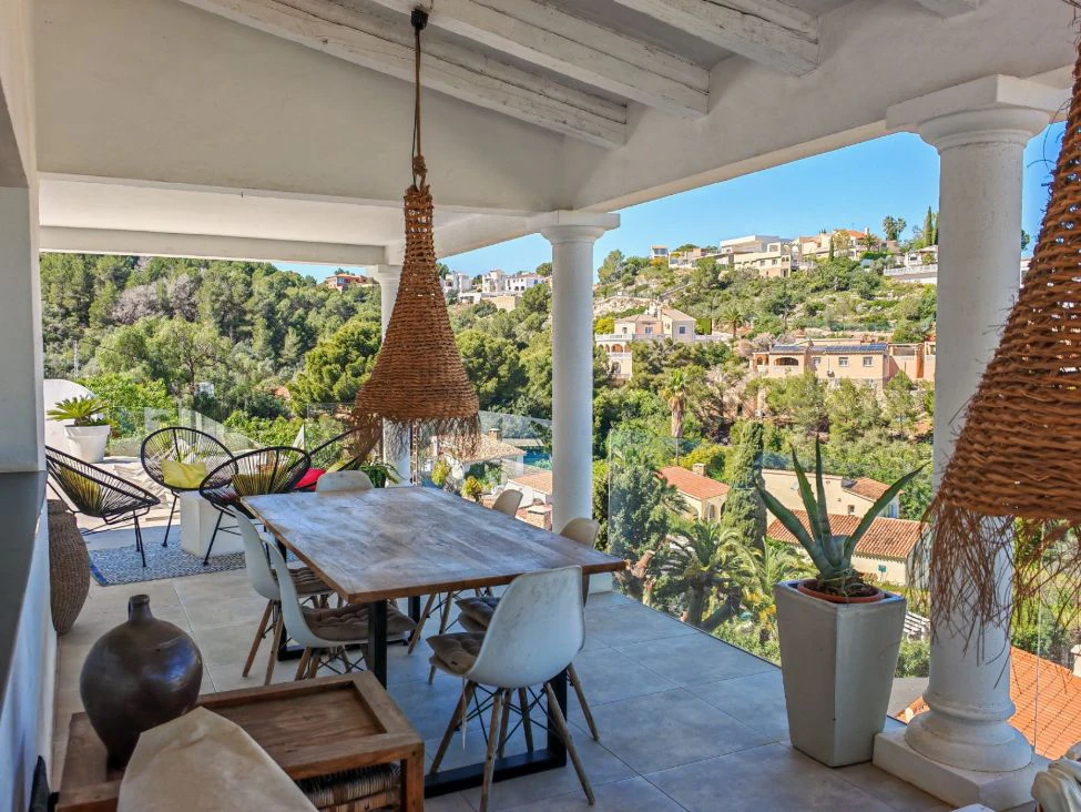 Villa méditerranéenne rénovée avec vue sur la mer à Dénia – prête à emménager.
