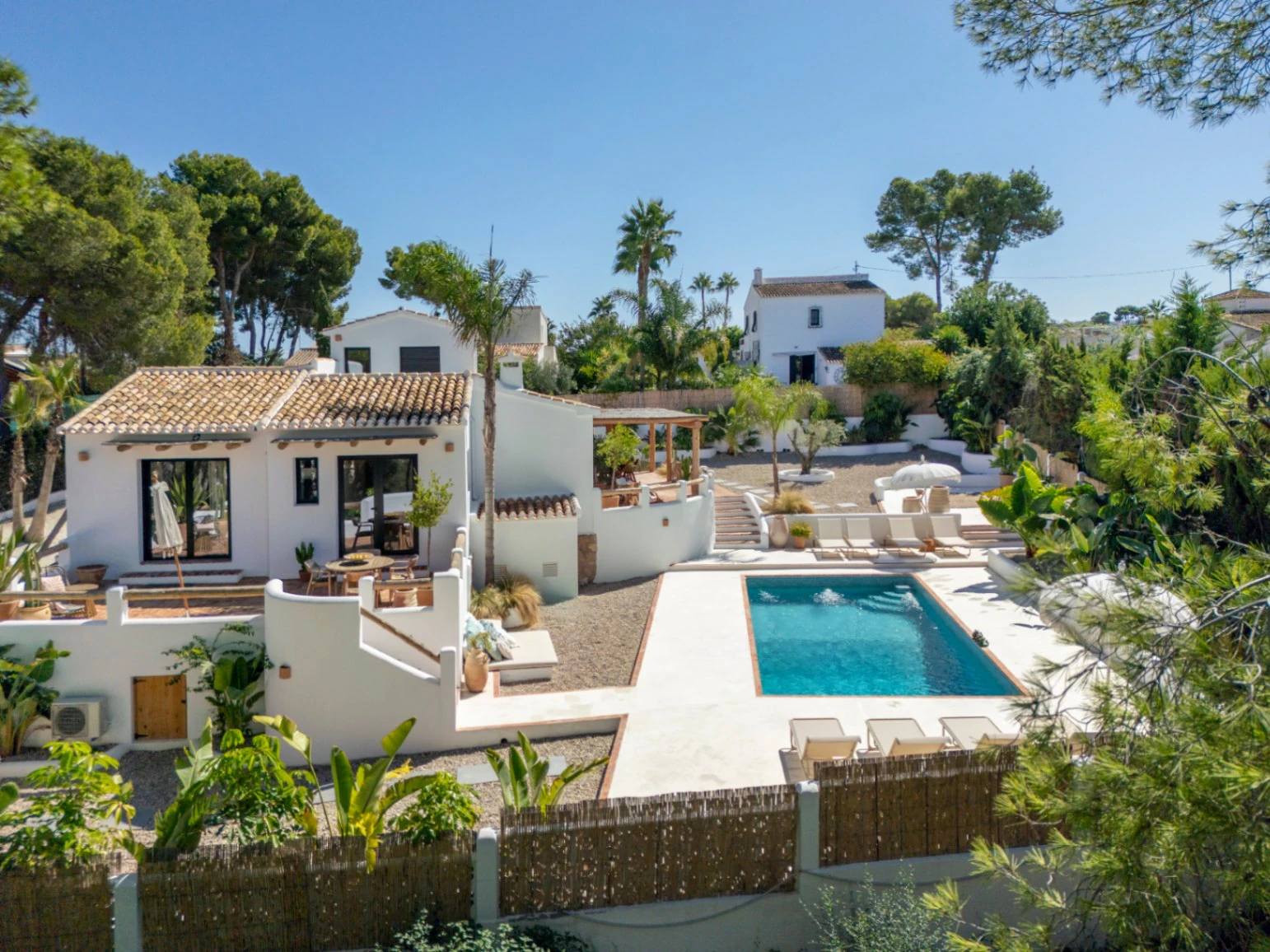 Chalet en venta de 5 dormitorios con piscina en Jávea