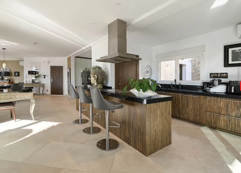 Villa de luxe à Moraira avec 5 suites privées, domotique avancée et espaces extérieurs conçus pour le style de vie méditerranéen.