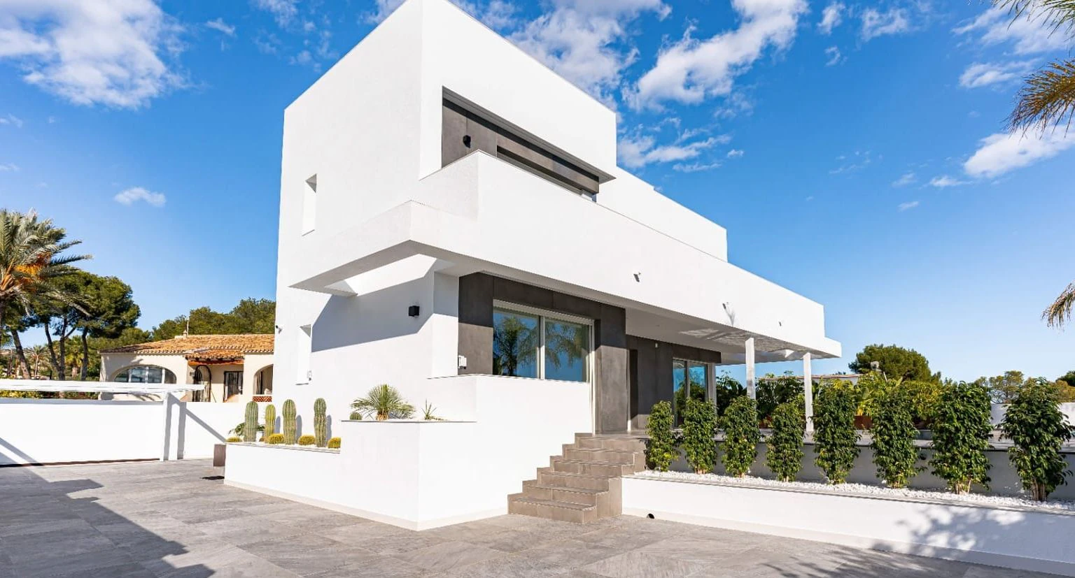 Villa moderna en Moraira con vistas al mar, amplias terrazas y ubicación privilegiada en la Costa de Benissa