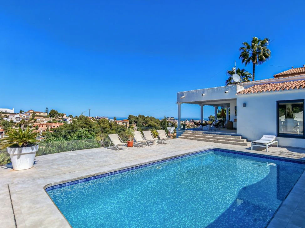 Villa méditerranéenne rénovée avec vue sur la mer à Dénia – prête à emménager.