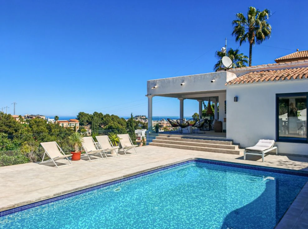 Villa méditerranéenne rénovée avec vue sur la mer à Dénia – prête à emménager.