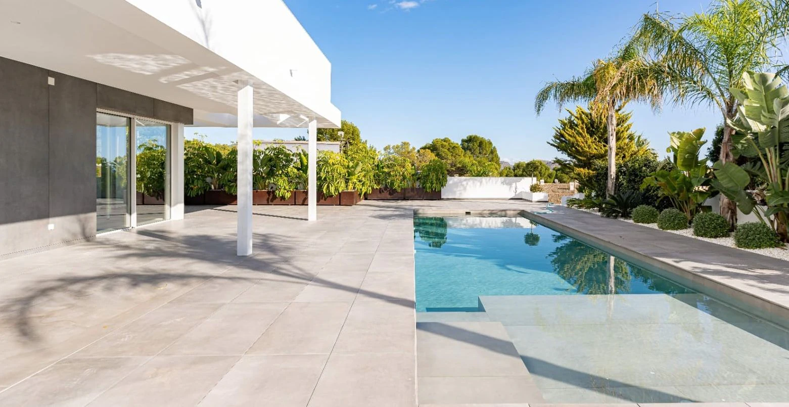 Villa moderna en Moraira con vistas al mar, amplias terrazas y ubicación privilegiada en la Costa de Benissa