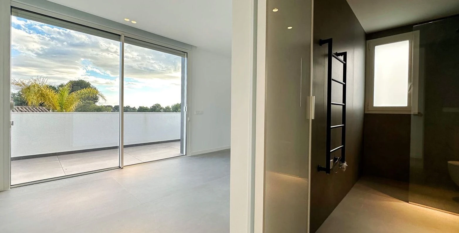 Villa moderna en Moraira con vistas al mar, amplias terrazas y ubicación privilegiada en la Costa de Benissa