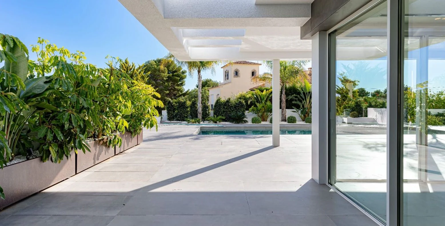 Villa moderna en Moraira con vistas al mar, amplias terrazas y ubicación privilegiada en la Costa de Benissa