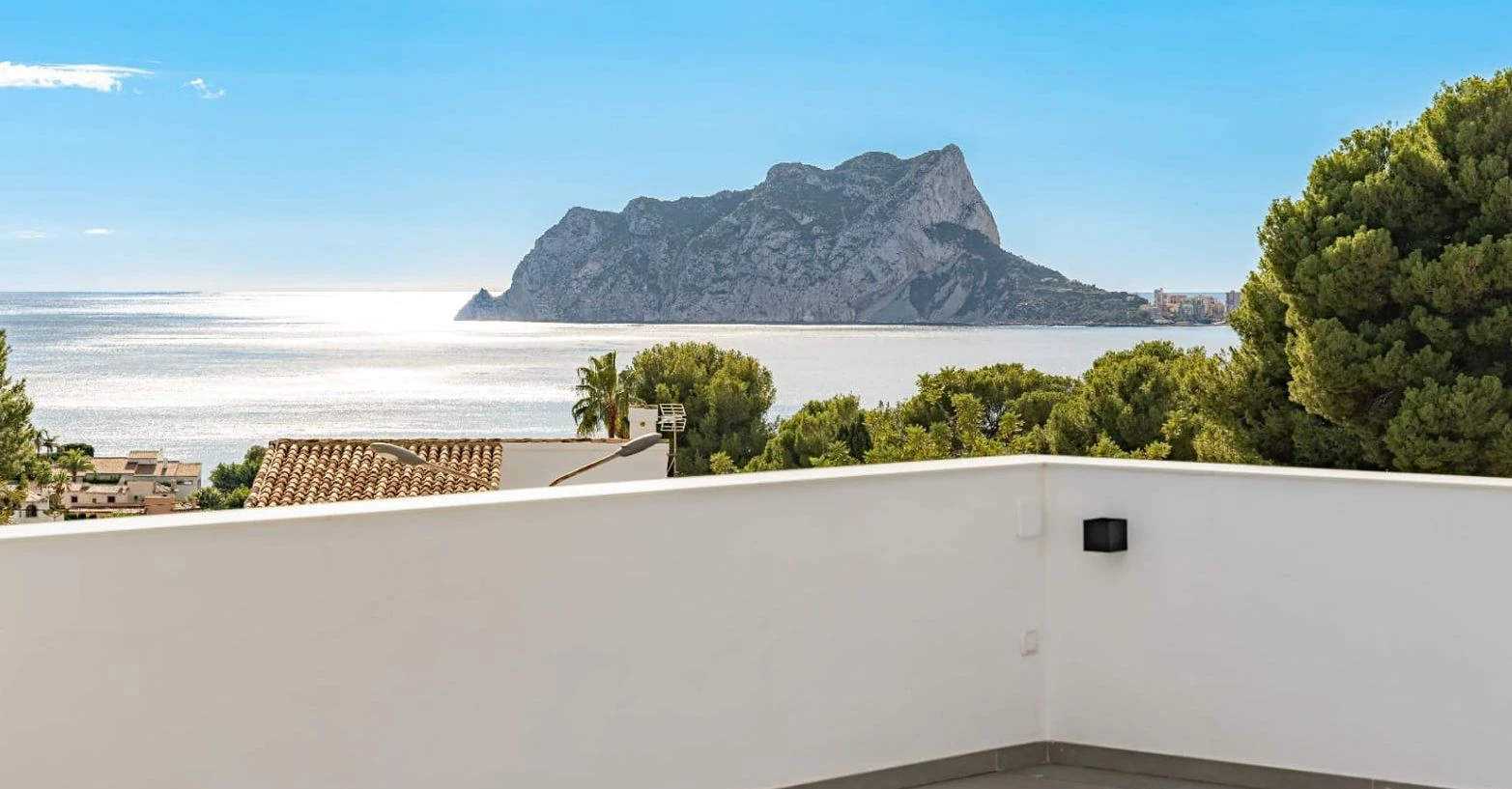 Villa moderna en Moraira con vistas al mar, amplias terrazas y ubicación privilegiada en la Costa de Benissa