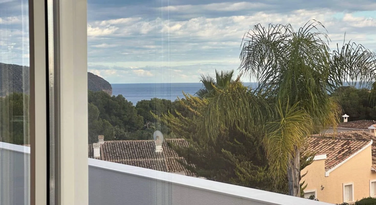 Villa moderna en Moraira con vistas al mar, amplias terrazas y ubicación privilegiada en la Costa de Benissa