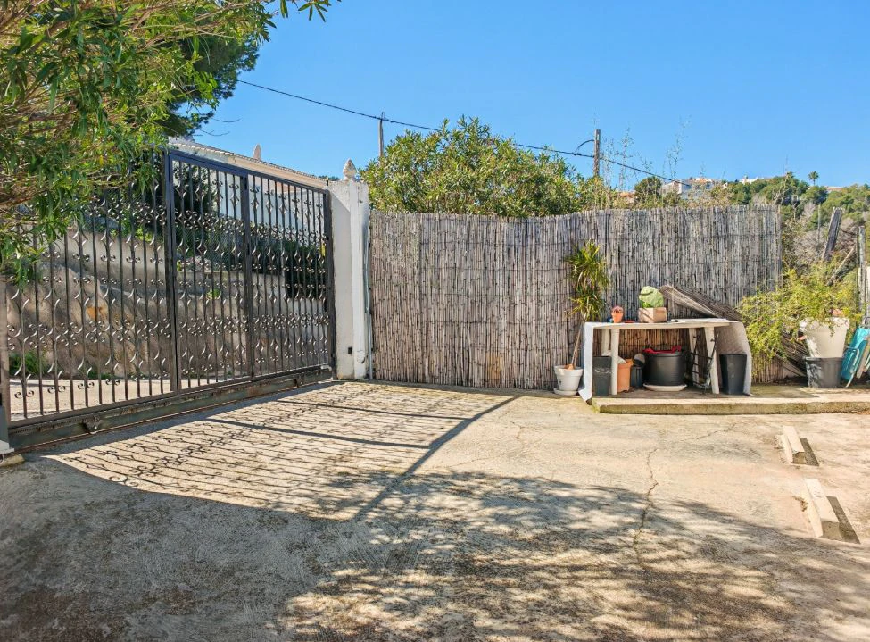 Villa méditerranéenne rénovée avec vue sur la mer à Dénia – prête à emménager.