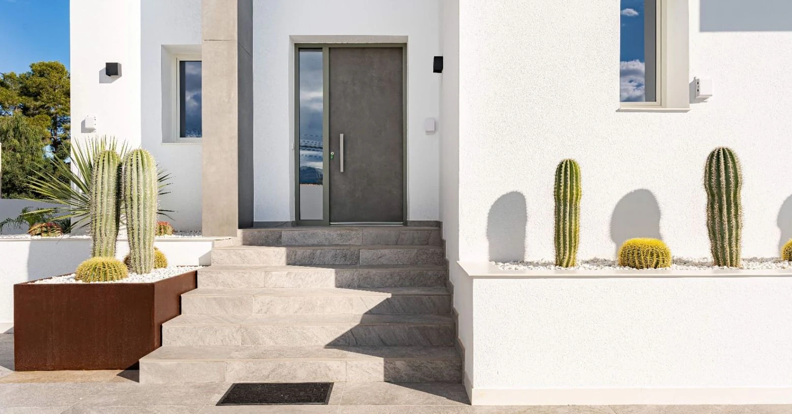Villa moderna en Moraira con vistas al mar, amplias terrazas y ubicación privilegiada en la Costa de Benissa