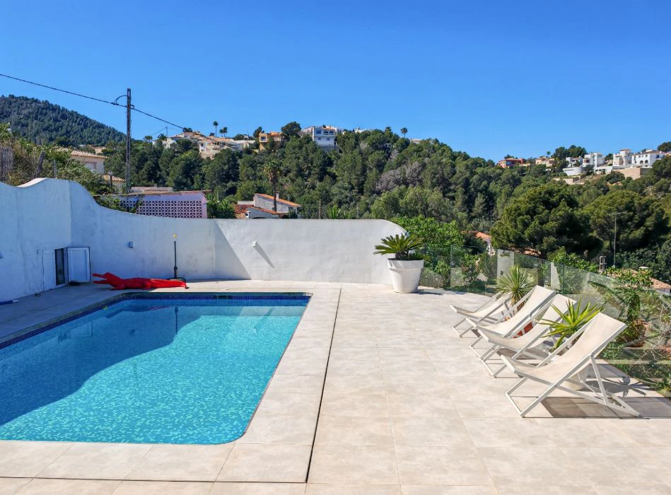 Villa méditerranéenne rénovée avec vue sur la mer à Dénia – prête à emménager.