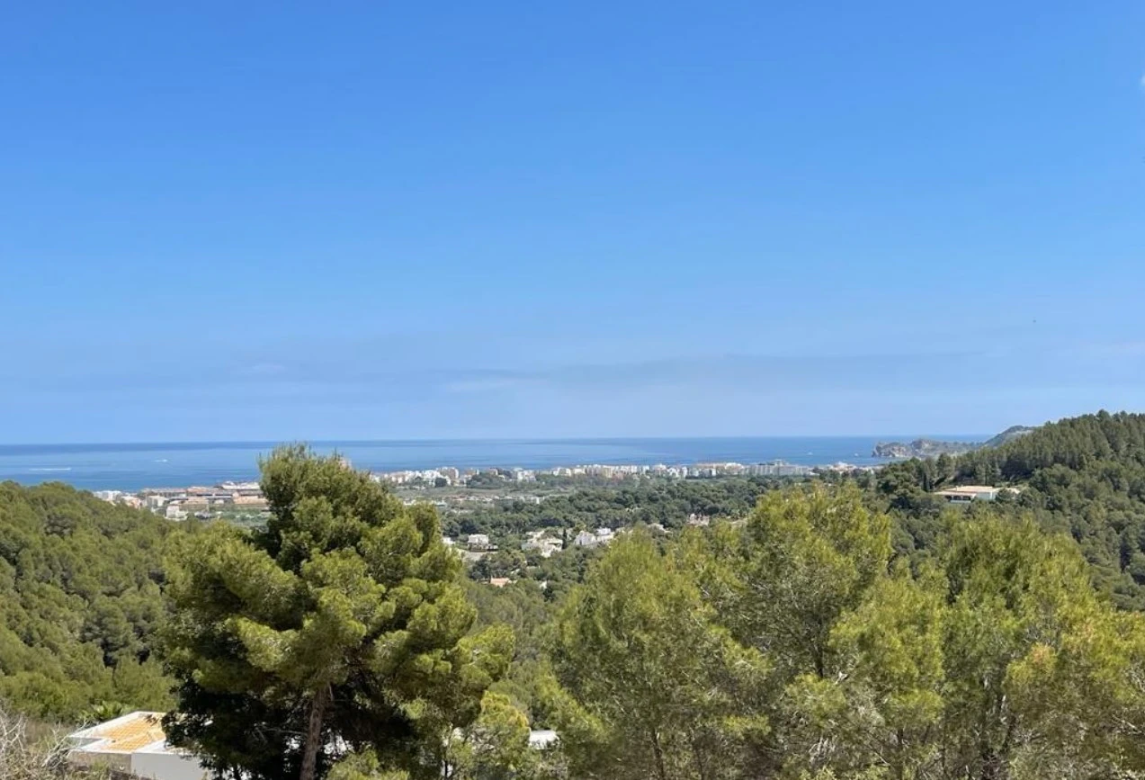Espectacular villa moderna con orientación sur y vistas al mar en Javea