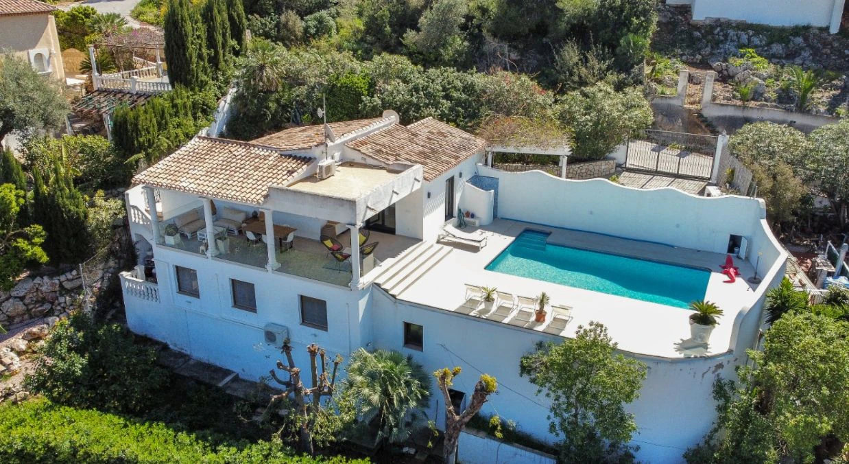 Villa méditerranéenne rénovée avec vue sur la mer à Dénia – prête à emménager.