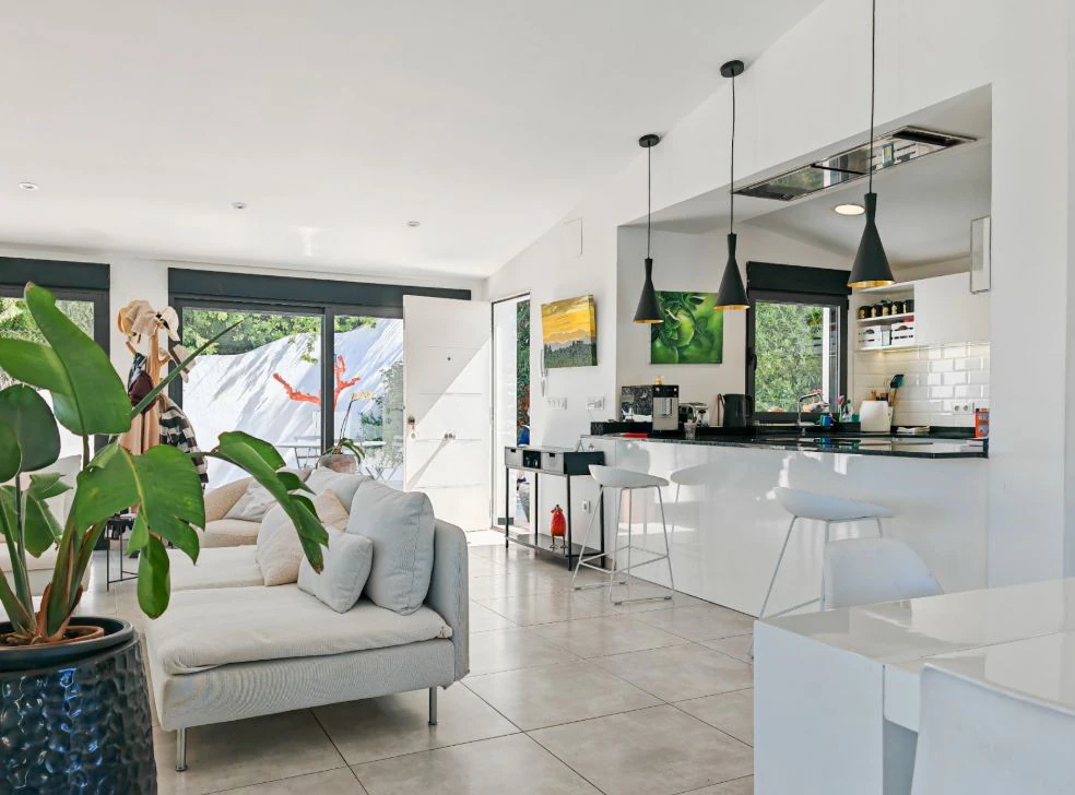 Villa méditerranéenne rénovée avec vue sur la mer à Dénia – prête à emménager.