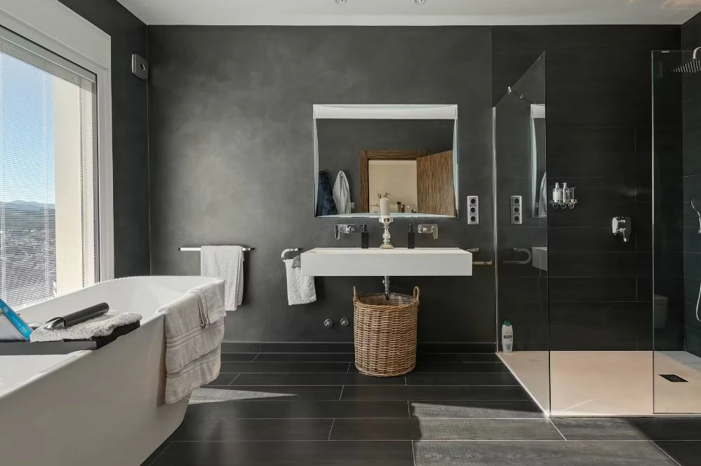 Villa de luxe à Moraira avec 5 suites privées, domotique avancée et espaces extérieurs conçus pour le style de vie méditerranéen.