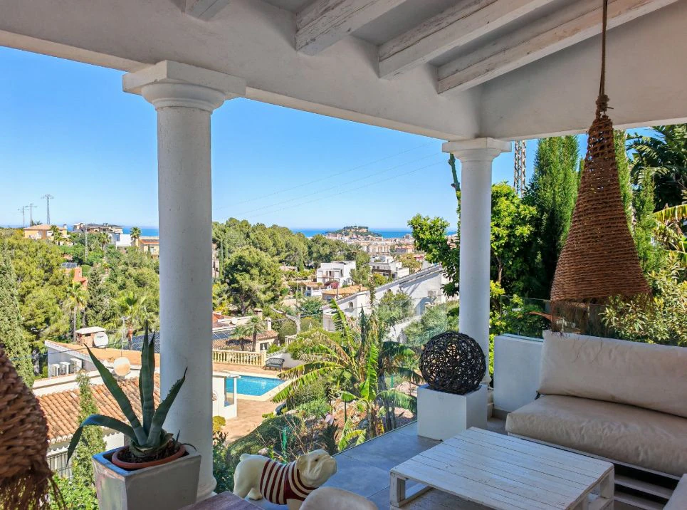 Villa méditerranéenne rénovée avec vue sur la mer à Dénia – prête à emménager.
