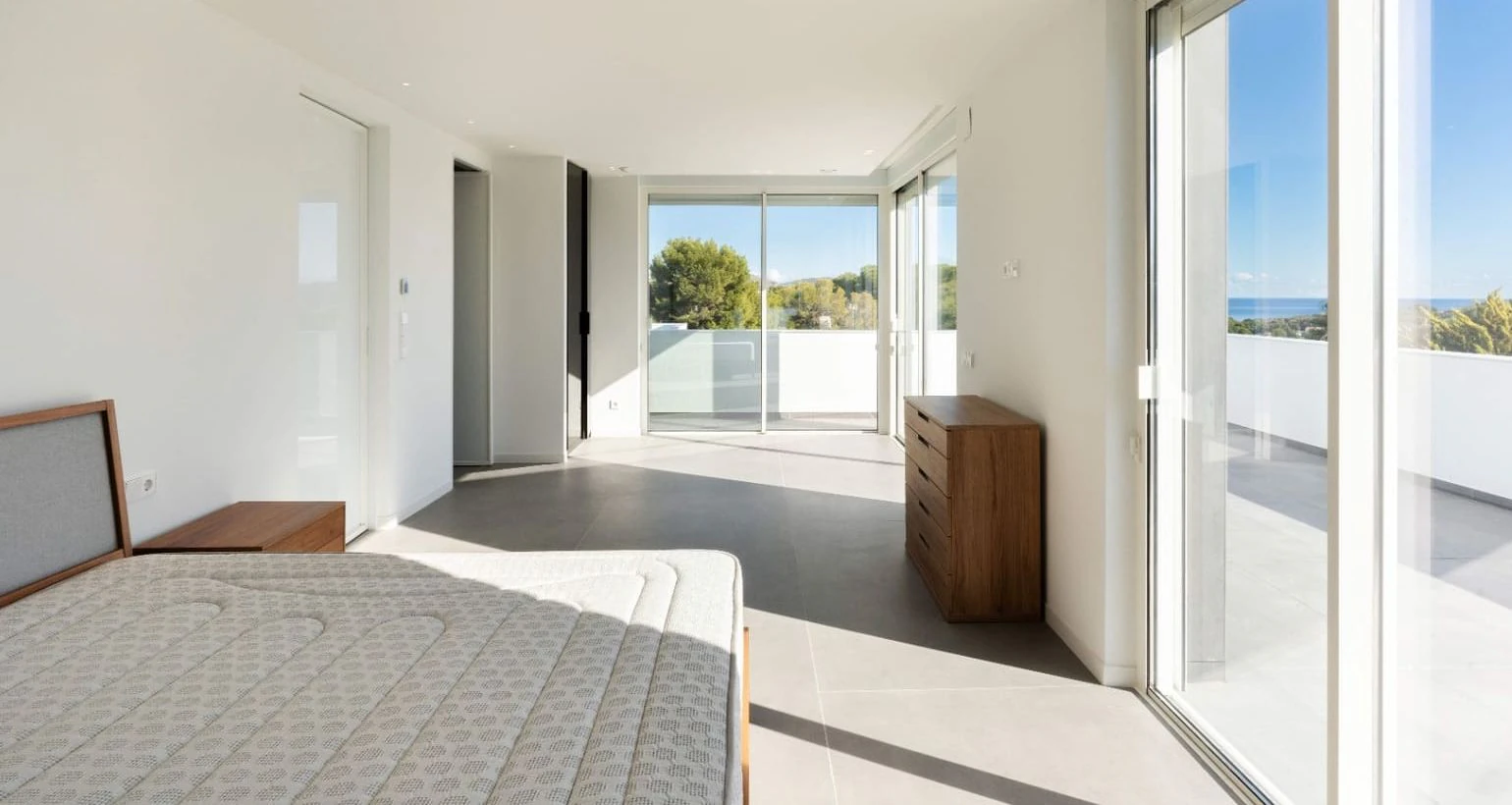 Villa moderna en Moraira con vistas al mar, amplias terrazas y ubicación privilegiada en la Costa de Benissa