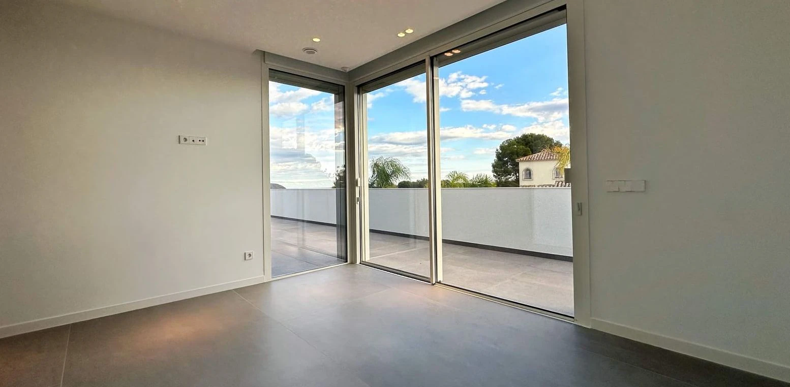 Villa moderna en Moraira con vistas al mar, amplias terrazas y ubicación privilegiada en la Costa de Benissa