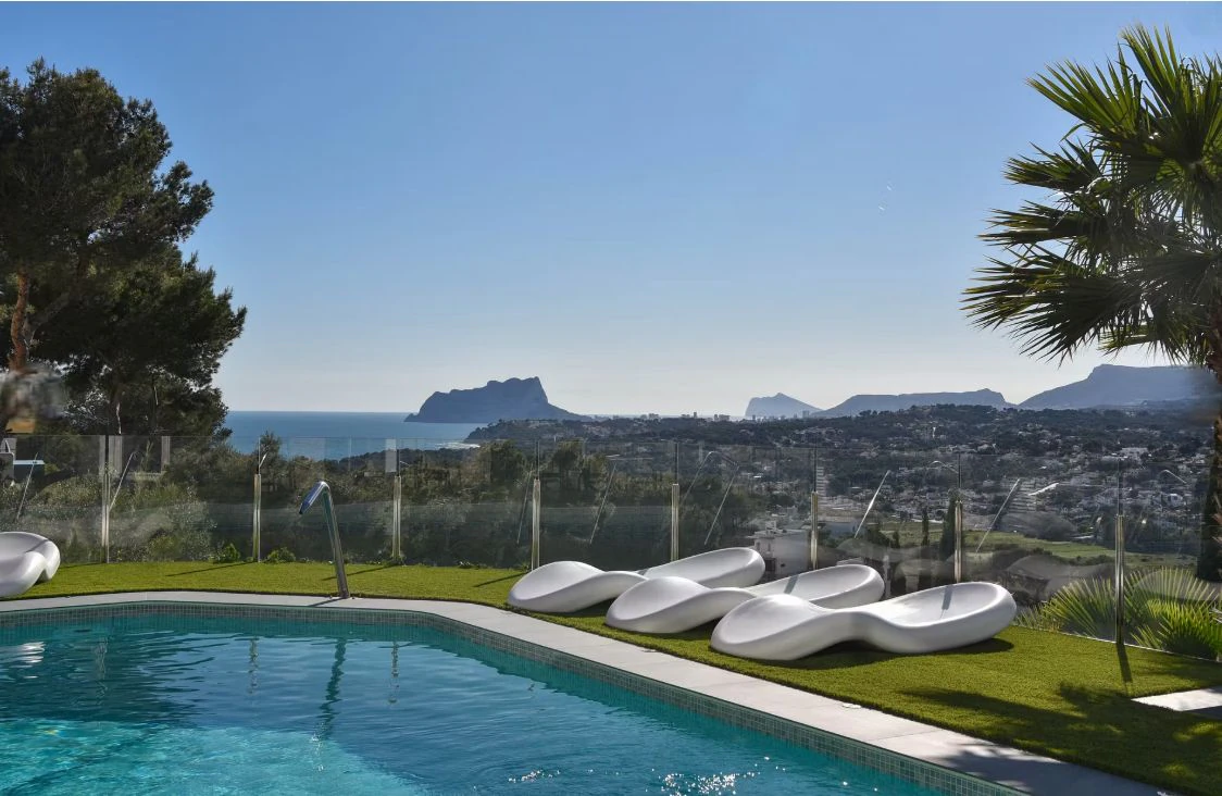 Villa de lujo en Moraira con 5 suites privadas, domótica avanzada y espacios exteriores diseñados para el lifestyle mediterráneo...